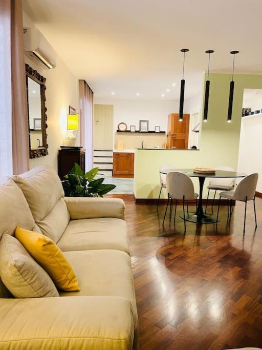 Re Gallo Luxury Apartment Plebiscito In Via Chiaia 那不勒斯 外观 照片