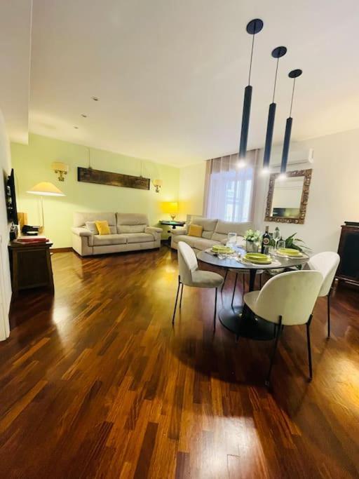 Re Gallo Luxury Apartment Plebiscito In Via Chiaia 那不勒斯 外观 照片