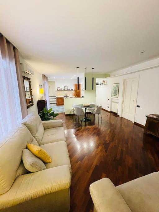 Re Gallo Luxury Apartment Plebiscito In Via Chiaia 那不勒斯 外观 照片