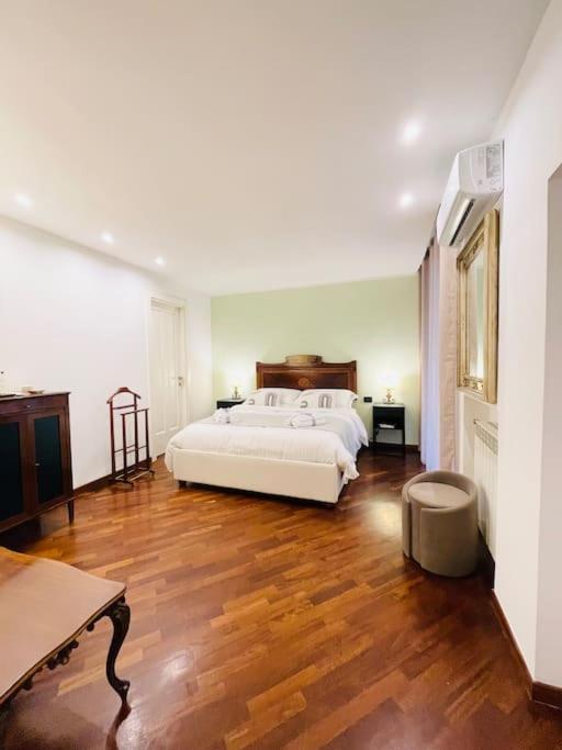 Re Gallo Luxury Apartment Plebiscito In Via Chiaia 那不勒斯 外观 照片